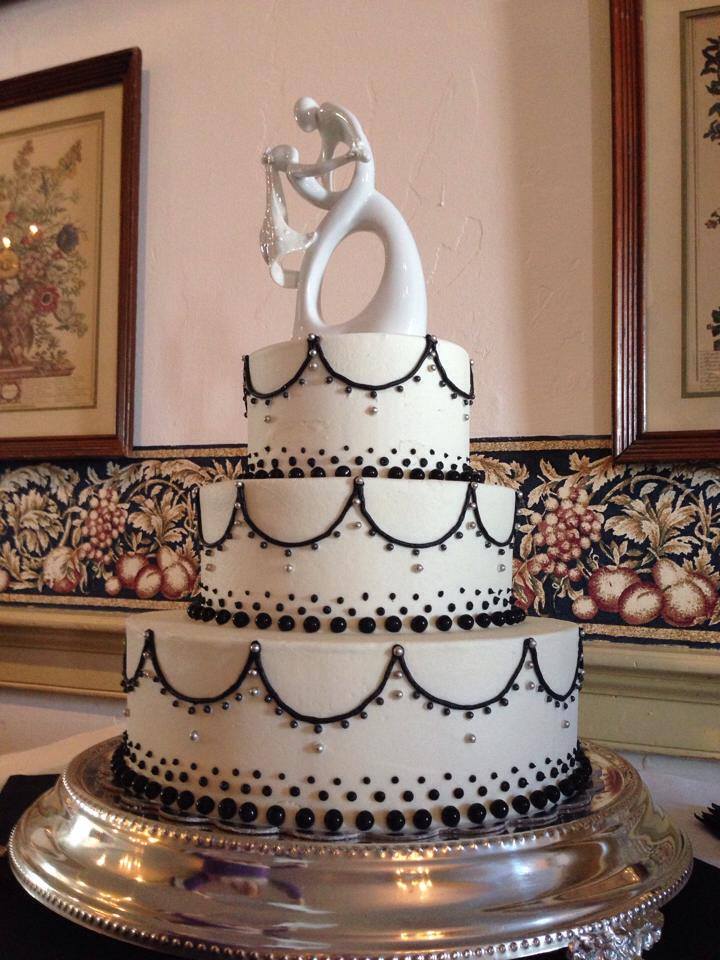 black and white wedding cake.jpg